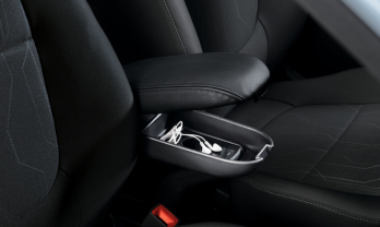 Middenarmsteun met opbergvak in kleur zwart met zilvergrijs stiksel