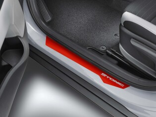 Dorpel design folie met Stonic logo in de kleur rood