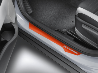 Dorpel design folie met Stonic logo in de kleur oranje