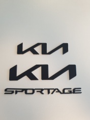 Zwarte Kia logo's en Sportage embleem