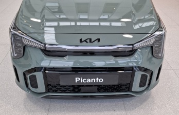 Zwarte logo's en Picanto embleem